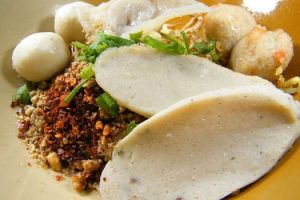 ก๋วยเตี๋ยวลูกชิ้นปลานายใบ้ ไบ้ซันฟูดส์ เฮียสุ ของแท้ต้นตำหรับ